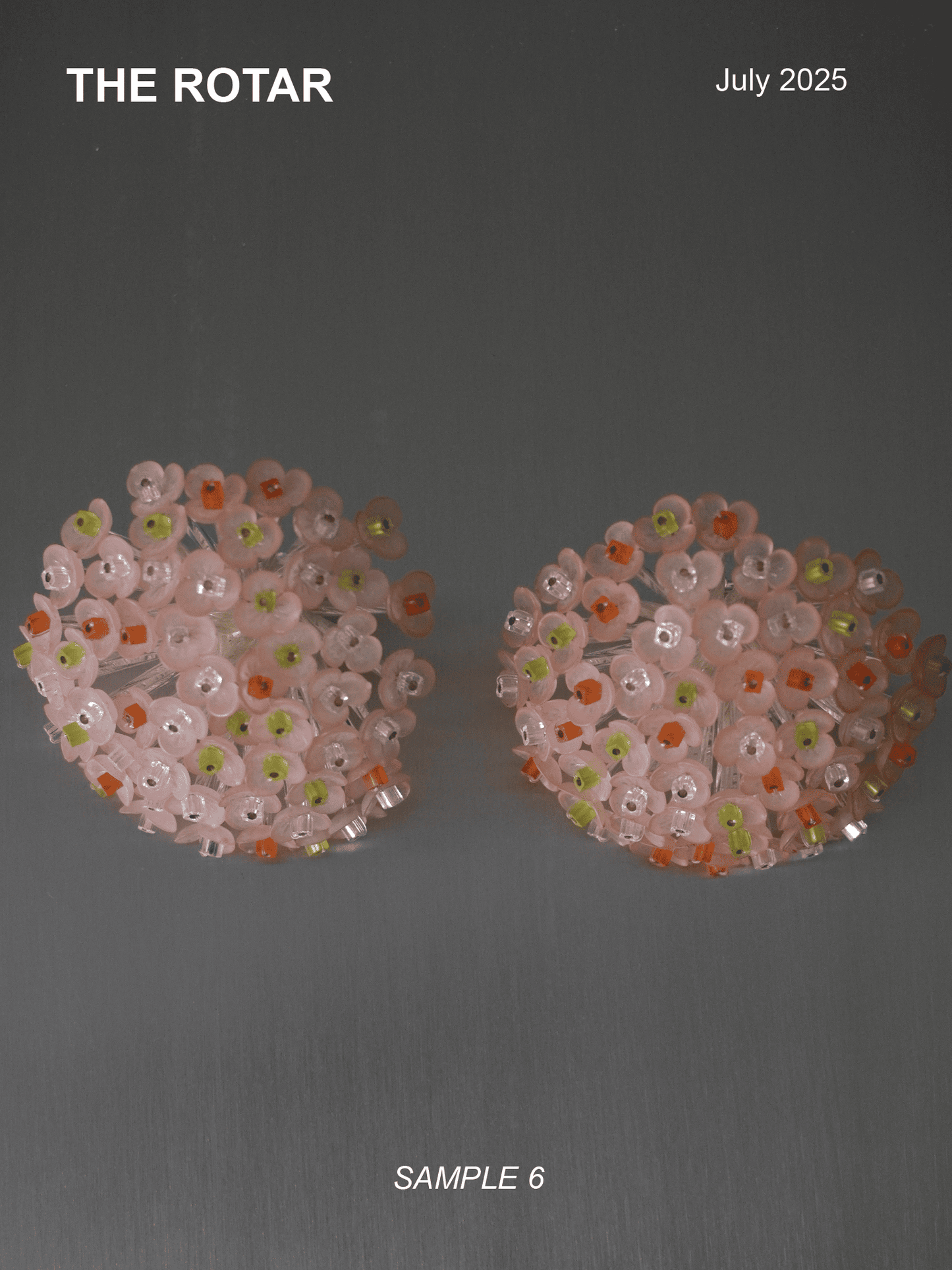 Pendientes bordados color rosa y multicolor, con diseño floral y cuentas de acrilico y cristal, sin fondo, marca Uchaworld.