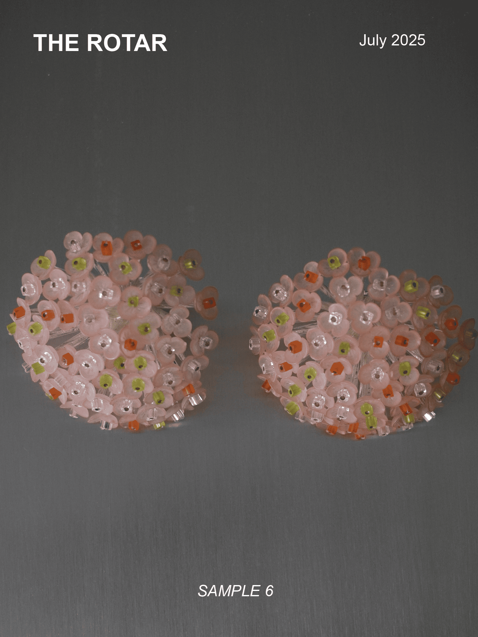 Pendientes bordados color rosa y multicolor, con diseño floral y cuentas de acrilico y cristal, sin fondo, marca Uchaworld.