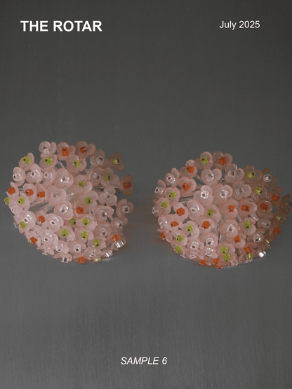 Pendientes bordados color rosa y multicolor, con diseño floral y cuentas de acrilico y cristal, sin fondo, marca Uchaworld.
